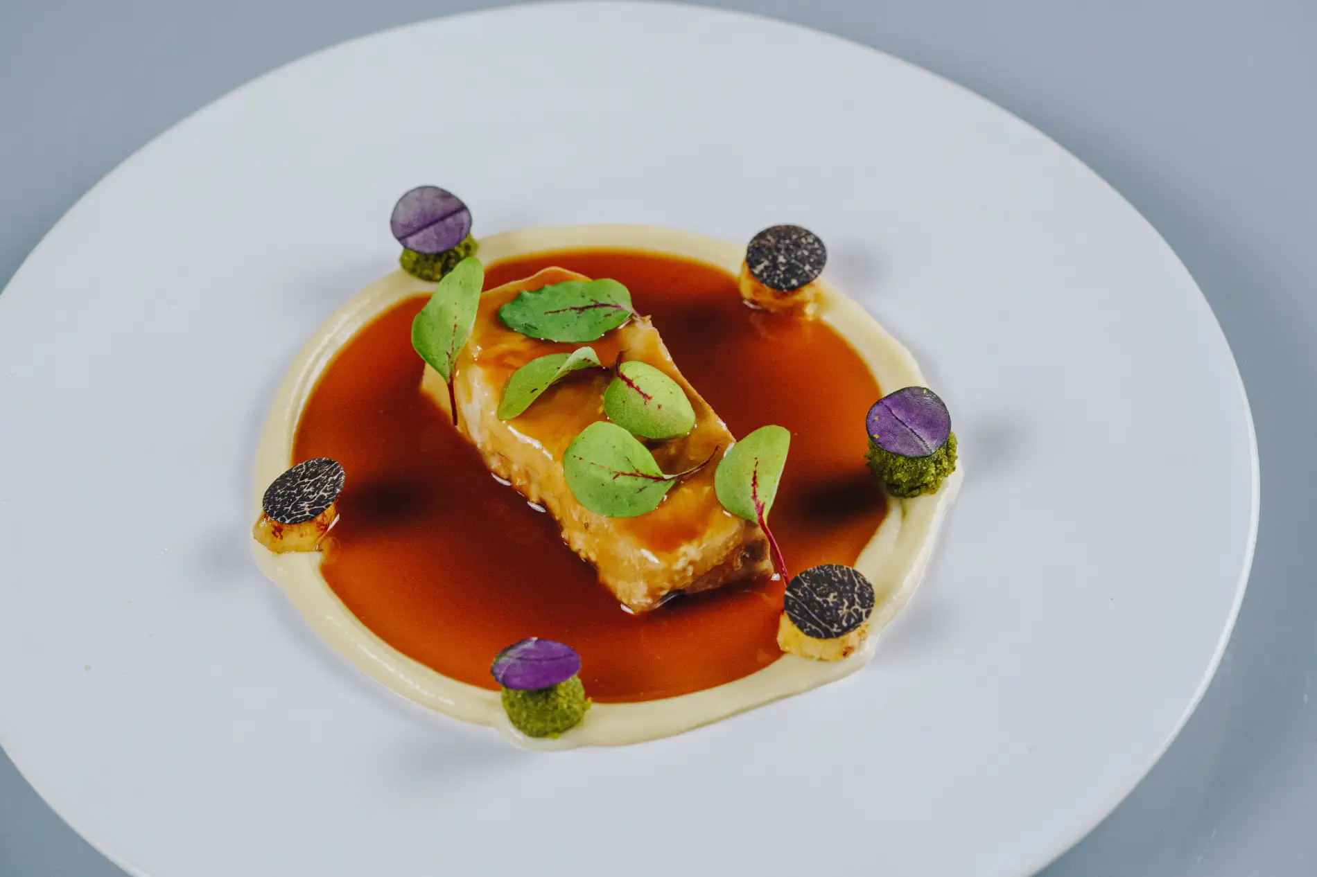 Esturión, foie y crema de tubérculos