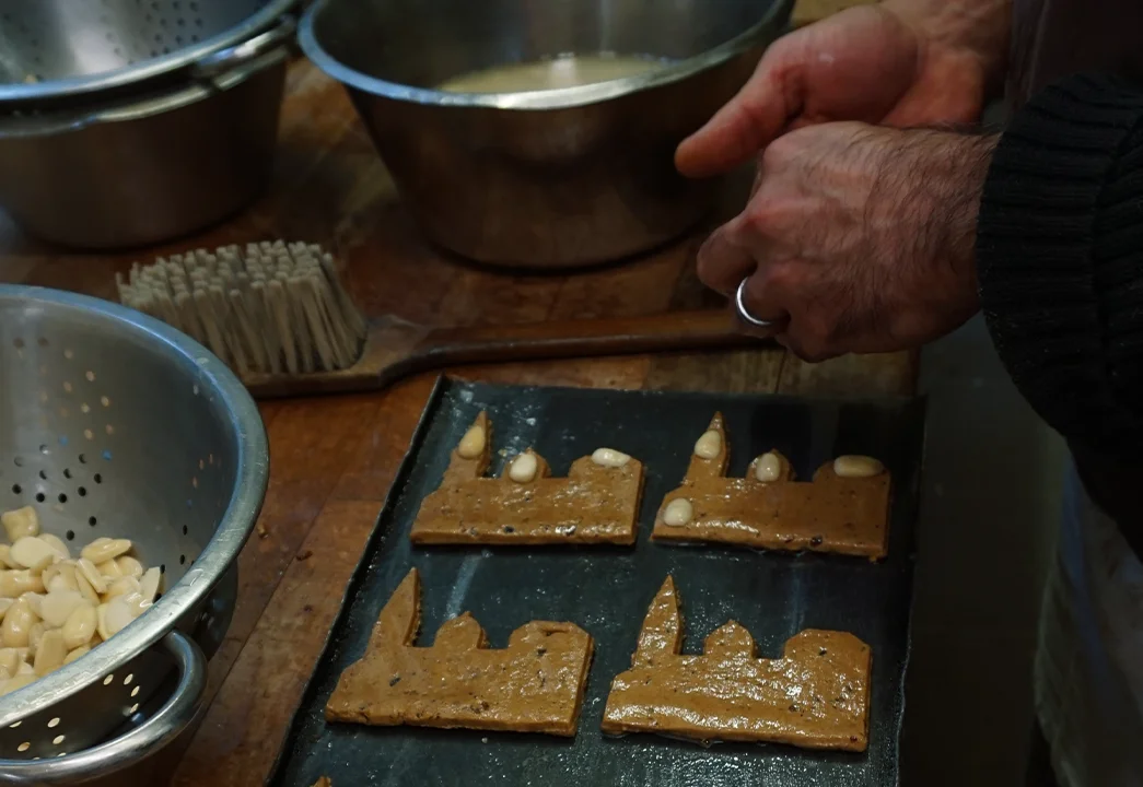 Wird die Printe anschließend nicht mit Schokolade oder Zucker überzogen, wird sie nach dem Backen mit einer Mischung aus geröstetem Kartoffelmehl und Wasser glasiert.