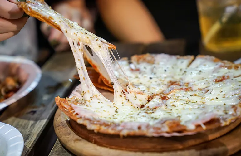 mozzarella cheese pizza